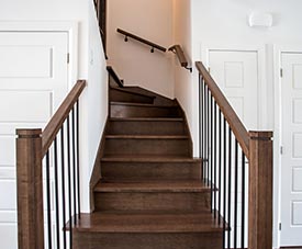 Le magnifique escalier de bois de la maison modèle du projet Pointe-Est Montréal