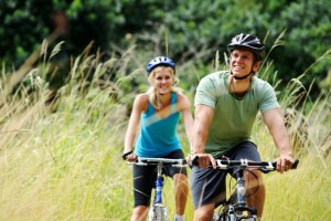 Cyclistes profitant des espaces verdoyants près du projet Pointe Est